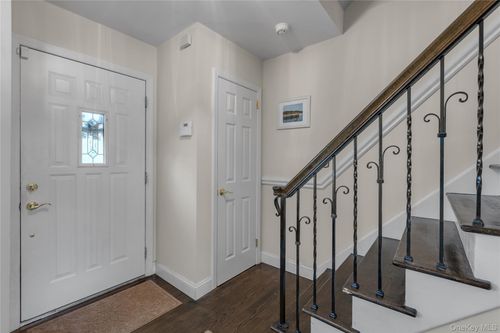 32 Oakwood St, Greenlawn, NY, 11740-1422 | Card Image