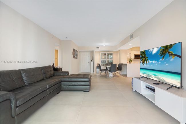 APT-704 - 1155 Brickell Bay Dr, Condo with 3 bedrooms, 2 bathrooms and null parking in Miami FL | Image 12