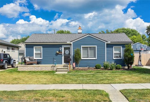 28036 Larchmont St, Saint Clair Shores, MI, 48081-1433 | Card Image