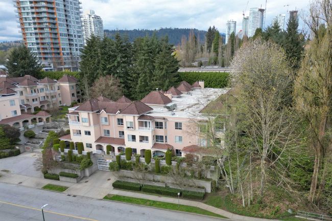 303 - 515 Whiting Way, Condo with 2 bedrooms, 2 bathrooms and 2 parking in Coquitlam BC | Image 3
