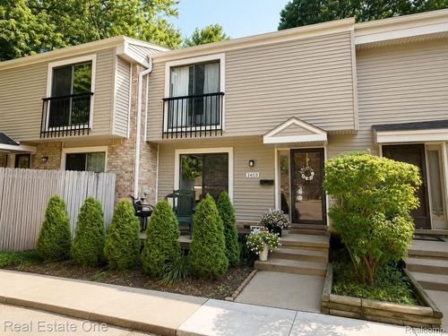 93-1403 Oakbrook E, Rochester Hills, MI, 48307-1127 | Card Image