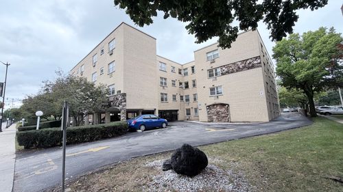 204-5220 Oakton St, Skokie, IL, 60077-3652 | Card Image