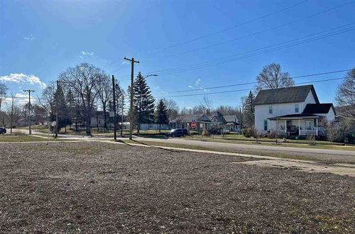 526 S Park St, Boyne City, MI, 49712-1532 | Card Image