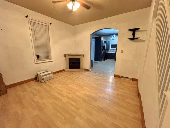 Entry room primed and ready for your personalized painting | Image 11