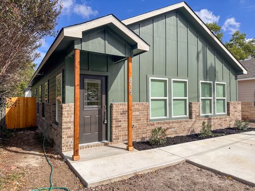 815 5th St, Lockhart, TX, 78644-3709 | Card Image