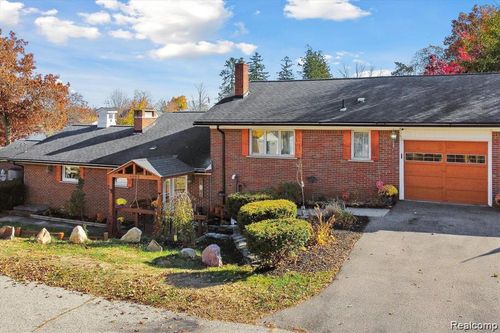 6003 Rolton Ct, Waterford Twp, MI, 48329-1435 | Card Image