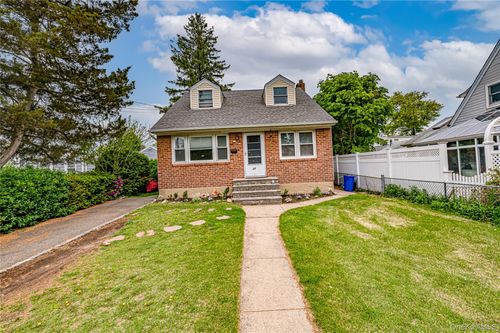 31 Locust St, Westbury, NY, 11590-1917 | Card Image