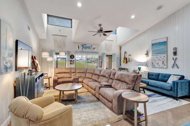 6700 Versailles Ct, Condo with 3 bedrooms, 3 bathrooms and null parking in Lake Worth FL | Image 16