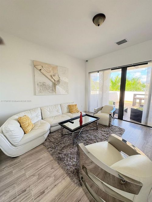 5200 Nw 83rd Ct, Doral, FL, 33166-5307 | Card Image