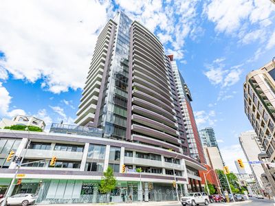 2101 - 88 Davenport Rd, Condo with 4 bedrooms, 3 bathrooms and 2 parking in Toronto ON | Image 1