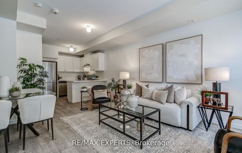 61-300 Alex Gardner Cir, Aurora, ON, L4G3G5 | Card Image