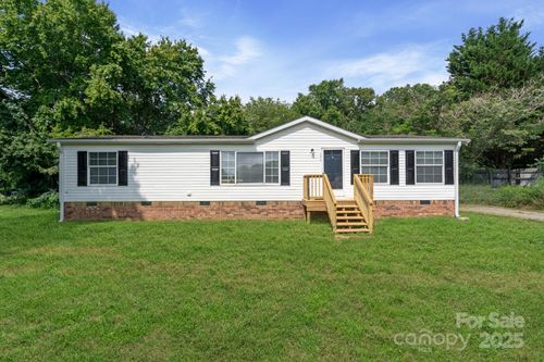 5810 Nc 66 Hwy S, King, NC, 27021-8333 | Card Image