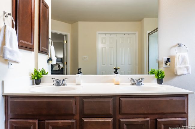9534 Anderson Way, House other with 3 bedrooms, 3 bathrooms and null parking in Converse TX | Image 48