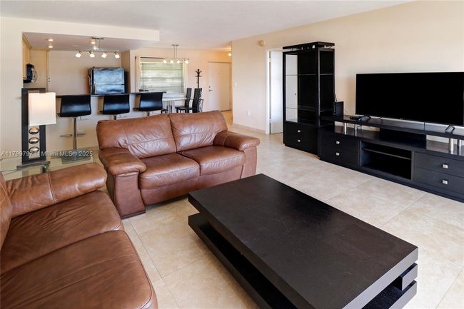 APT-403 - 220 Kings Point Dr, Condo with 1 bedrooms, 1 bathrooms and null parking in Sunny Isles Beach FL | Image 4