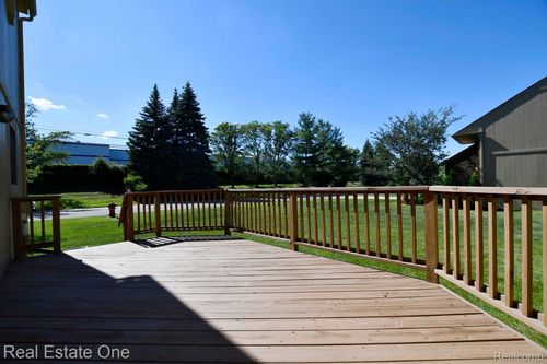 2251 Crystal Dr, Rochester Hills, MI, 48309-3753 | Card Image