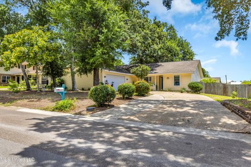 109 Palm Ave, Pass Christian, MS, 39571-4815 | Card Image