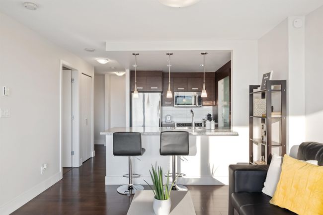 706 - 2959 Glen Dr, Condo with 1 bedrooms, 1 bathrooms and 1 parking in Coquitlam BC | Image 10
