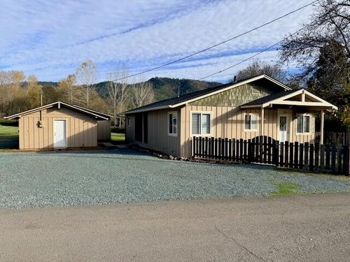 2571 E Evans Creek Rd, Rogue River, OR, 97537-5536 | Card Image