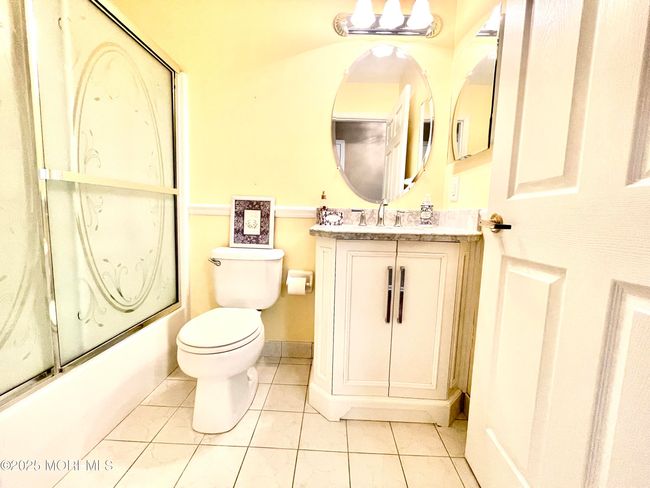 UPGRADED SECONDARY BATH | Image 17