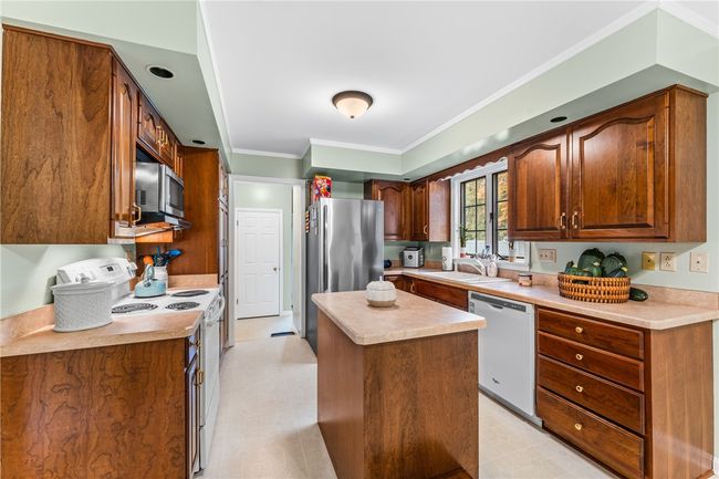 3213 Greentree Cir, House other with 3 bedrooms, 3 bathrooms and 2 parking in New Castle PA | Image 5