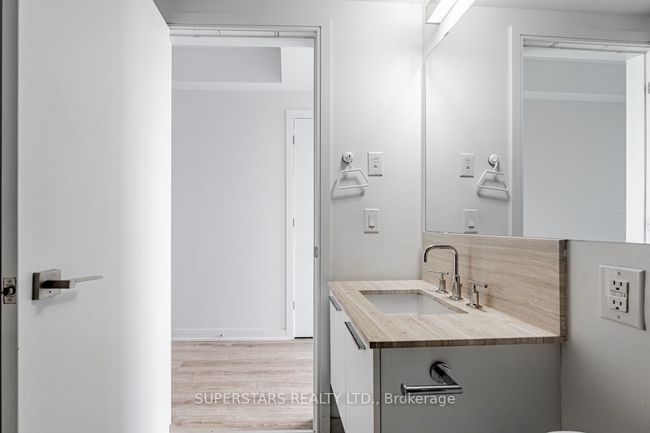 2413 - 50 Charles St E, Condo with 0 bedrooms, 1 bathrooms and null parking in Toronto ON | Image 6