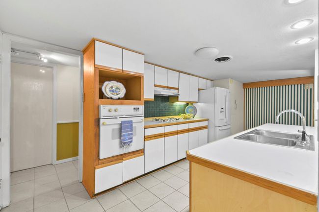 This kitchen boasts a convenient gas range and electric oven. | Image 12