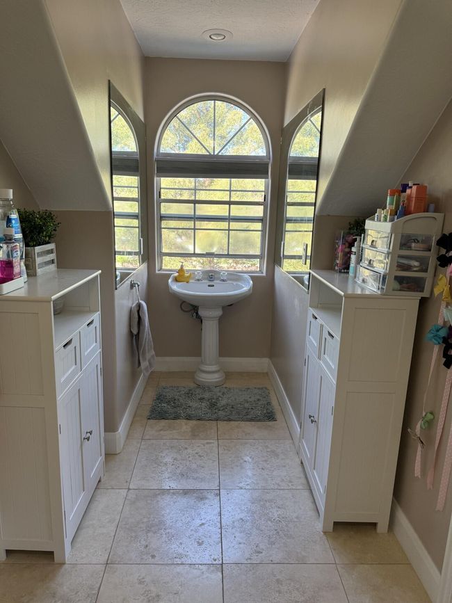 Upstairs Bathroom 1 | Image 38