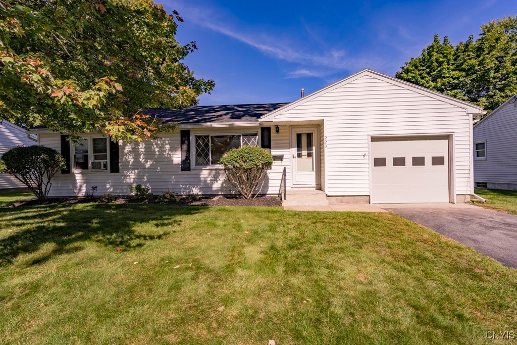 Lynnhaven Dr, Syracuse, NY 13212