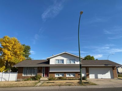 75 Ross Haven Ave Se, House detached with 3 bedrooms, 2 bathrooms and 2 parking in Medicine Hat AB | Image 1