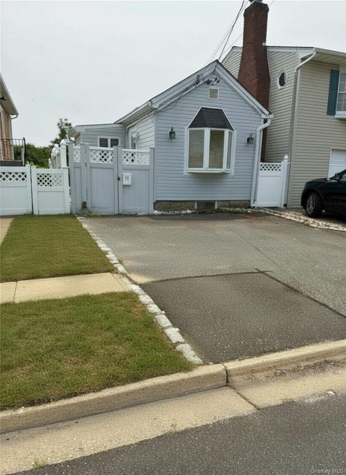 77 Santa Barbara Rd, Lindenhurst, NY, 11757-6730 | Card Image