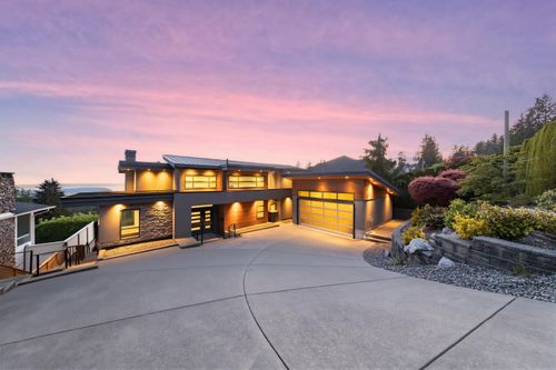 383 Newdale Crt, North Vancouver, BC, V7N3H3 | Card Image