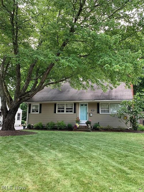 450 Bell St, Chagrin Falls, OH, 44022-2910 | Card Image