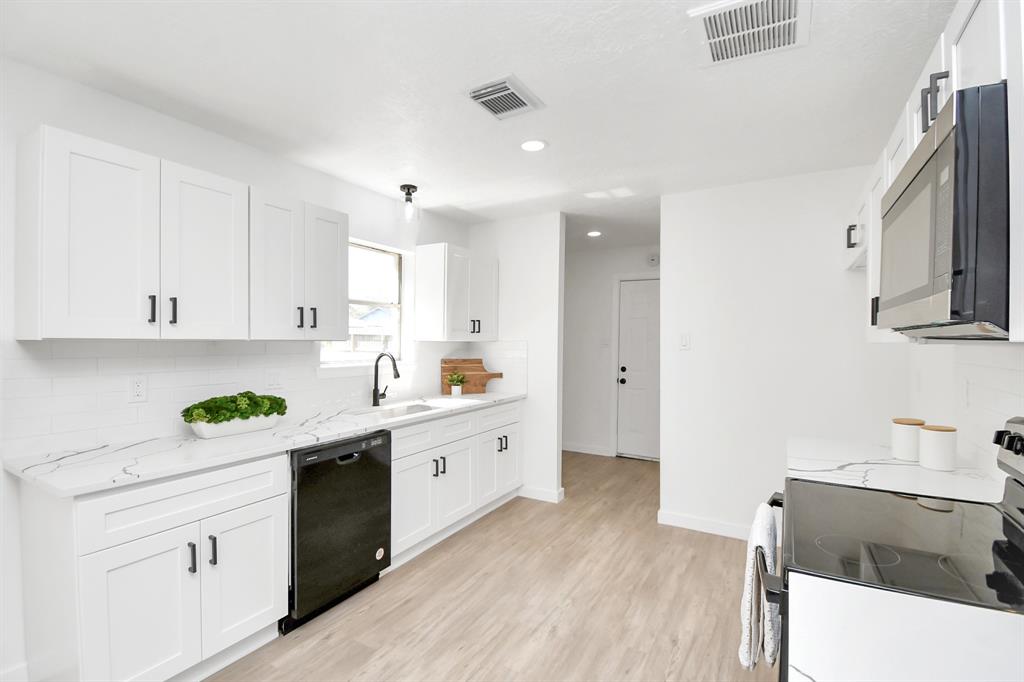 Cardinal St, LA Porte, TX 77571
