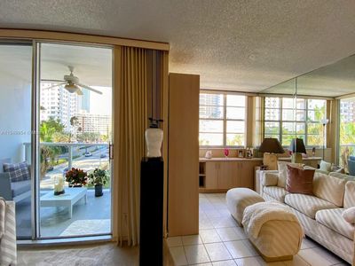 404 - 1880 S Ocean Dr, Condo with 2 bedrooms, 2 bathrooms and null parking in Hallandale Beach FL | Image 3