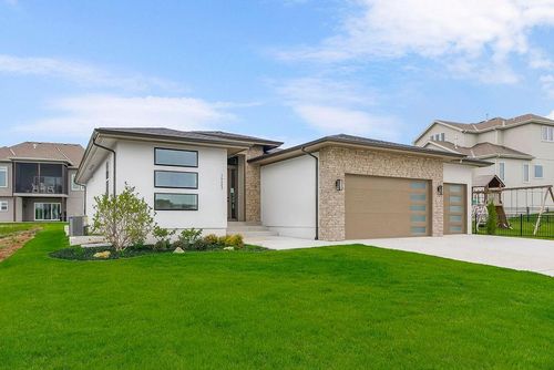 16642 S Hall St, Olathe, KS, 66062-8115 | Card Image