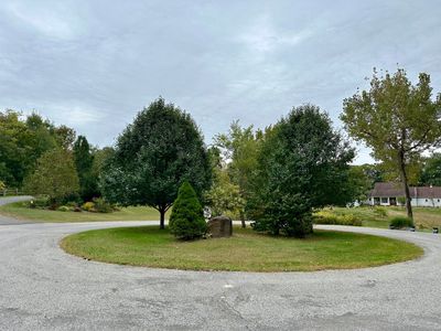 Cul-de-sac driveway entrance | Image 3