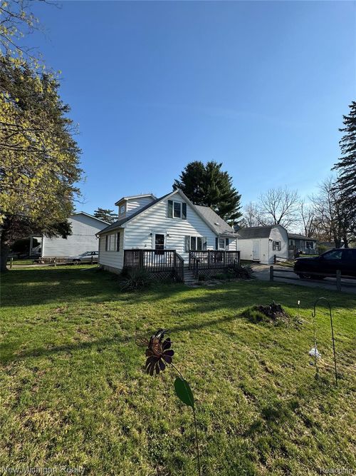 305 E Rolfe, Perry, MI, 48872-9105 | Card Image