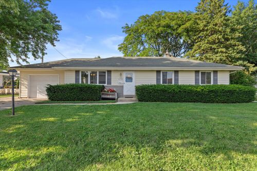 9217382 Forest Dr, Menomonee Falls, WI, 53051-1418 | Card Image