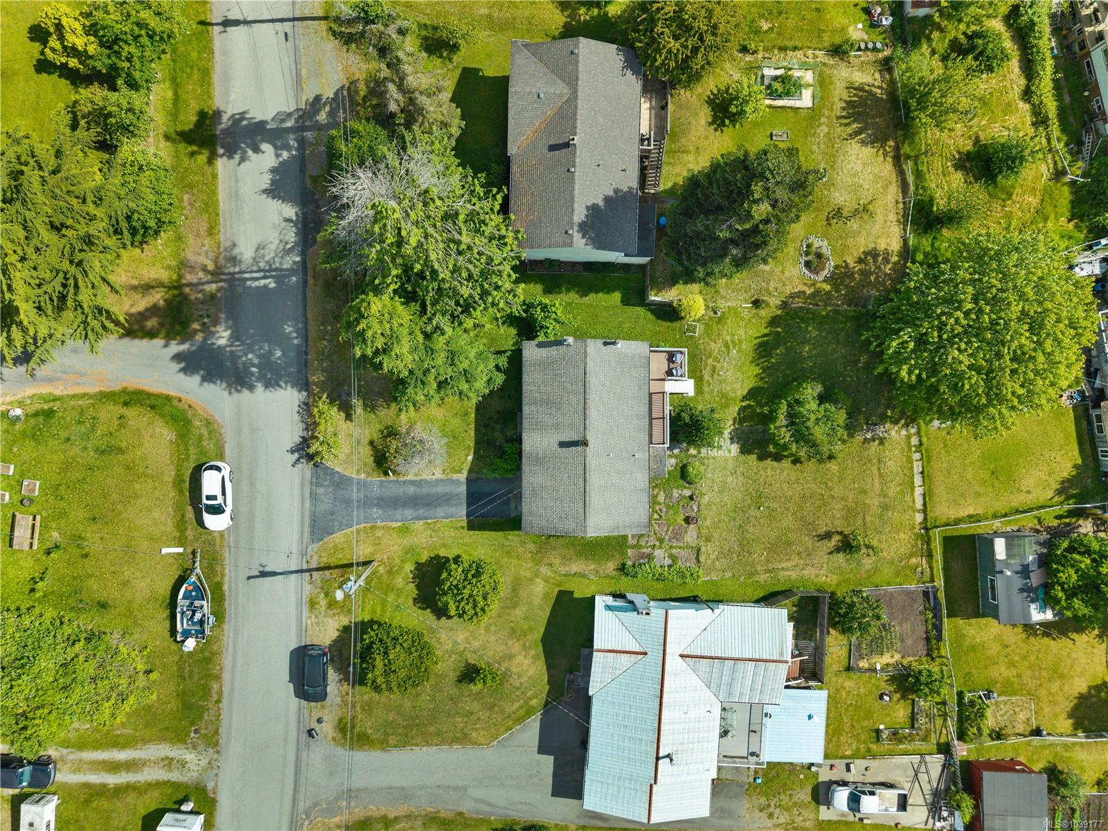 Residential in Sayward 3