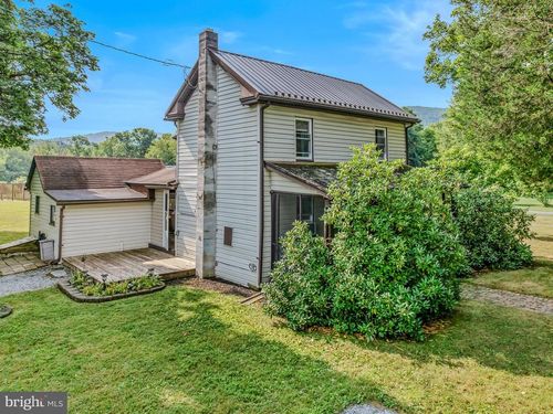74 Bayberry Ln, BERKELEY SPRINGS, WV, 25411-6422 | Card Image