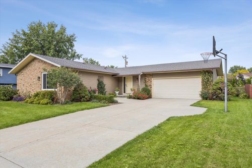 714 W Iowa St, Eldridge, IA, 52748-1524 | Card Image