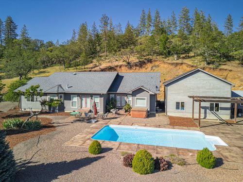158 Rockingham Cir, Eagle Point, OR, 97524-9726 | Card Image