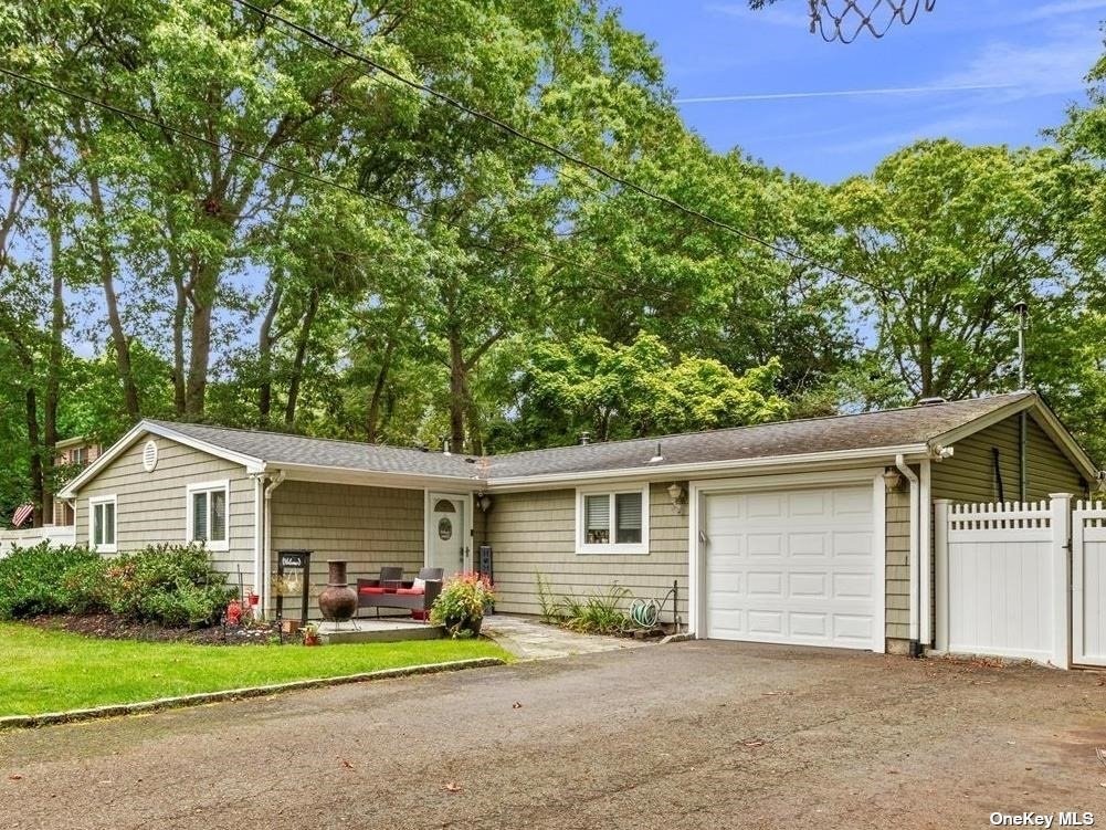 Calvert Ave, Ronkonkoma, NY 11779