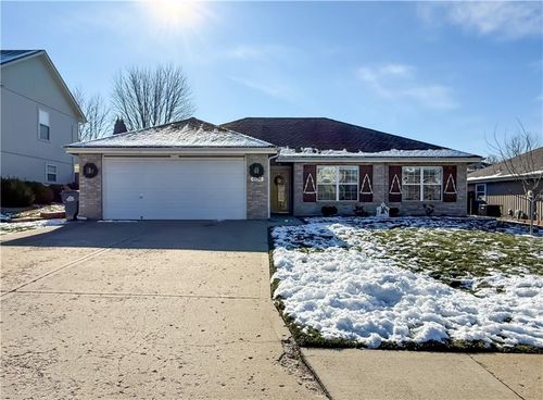 604 Se Saratoga Dr, Blue Springs, MO, 64014-5470 | Card Image