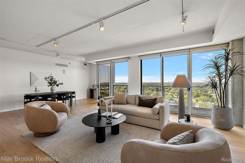 432 S Washington Ave, Royal Oak, MI, 48067-3864 | Card Image