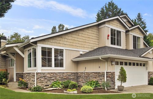 apt-17-120 Newport Way Nw, Issaquah, WA, 98027-3174 | Card Image