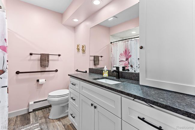 Primary Bathroom (Main Floor) | Image 14