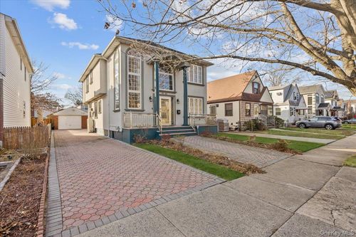 8132 265th St, Glen Oaks, NY, 11004-1535 | Card Image