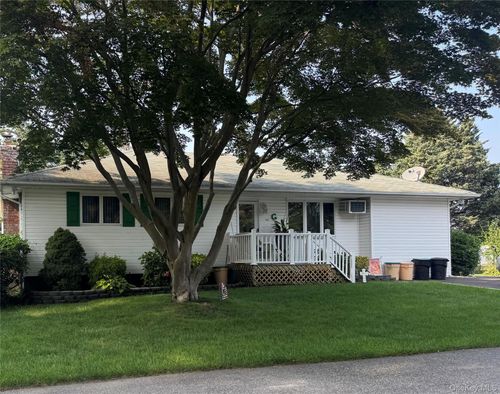 215 Muriel St, Holbrook, NY, 11741-4613 | Card Image