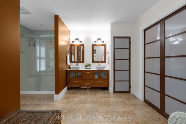 4950 Penetanguishene Rd, House other with 4 bedrooms, 3 bathrooms and 10 parking in Hillsdale ON | Image 27